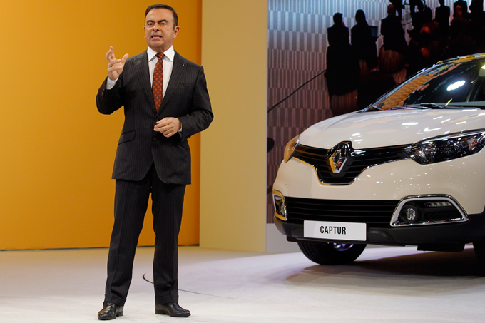 Женевский автосалон 2013 На автосалоне от Renault дебютировала новая модель компактного кроссовера - Renault Captur. Модель схожая с Peugeot 2008 будет обладать моторами, устанавливаемыми на Renault Clio и Renault Dacia Sandero. В частности двигателем мощностью 90 лошадиных сил и объемом 0,9 литра. автосалон,Женева,2013