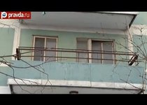 Мать с ребенком пыталась прыгнуть с балкона 